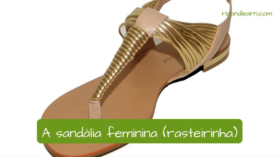 Vocabulario de zapatos en portugués. A sandália feminina: La sandalia femenina. Otro nombre que se le dá e portugués es rasteirinha, porque no tiene tacón, es plana y va a ras del suelo.